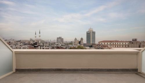 One-Bedroom Moxy Sweetie Queen Suite with Sofa Bed and City View