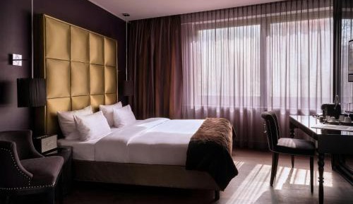 Select Queen Room with Courtyard View