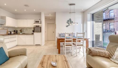 Apartment with Lake View