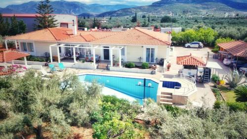 One-Bedroom Apartment with Pool View