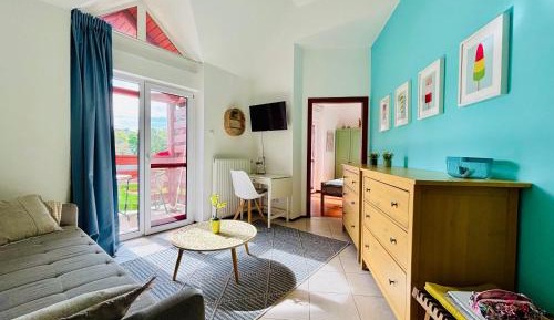 One-Bedroom Apartment with Lake View