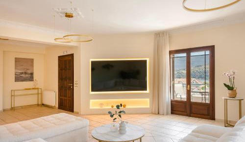 Deluxe Three-Bedroom Apartment with Sea View