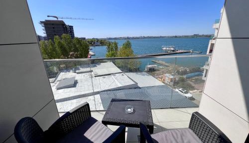 Apartment with Lake View
