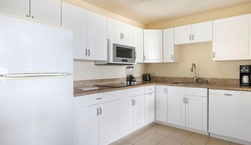 One-Bedroom Plus King Suite with Balcony and Ocean View