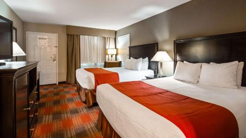 Queen Room with Two Queen Beds and Bath Tub - Disability Access