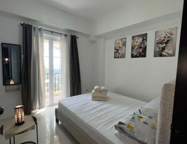 Apartment with Mountain View