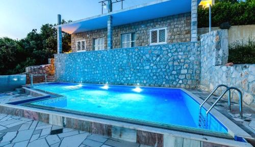 Apartment with Pool View 