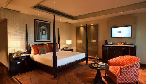 Luxury Suite with Breakfast, Two Way Airport Transfers, Evening Cocktail Hours & High-Tea