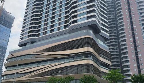 Three-Bedroom Apartment with Balcony