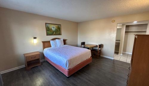 Queen Suite - Non-Smoking