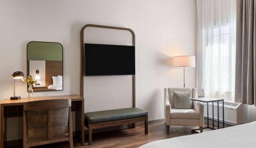 1 King Bed, Mobility/Hearing Accessible Room, Roll-In Shower