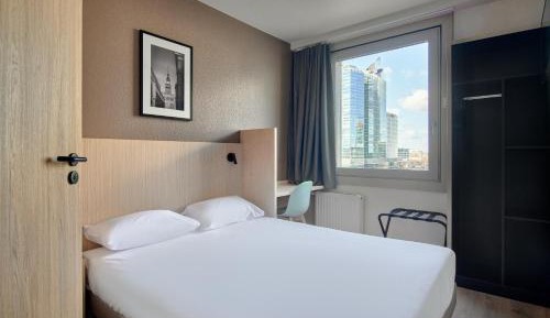 Standard Room - 1 Queen Bed