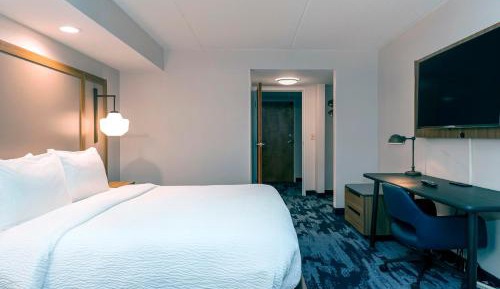 Guest room, 1 King or Queen (Mobility &amp; Hearing Accessible w/ Roll-in Shower)
