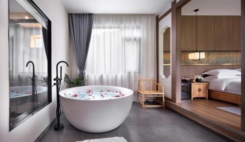 Deluxe Suite with Spa Bath