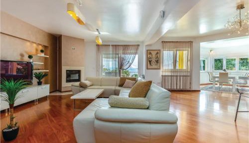 Five-Bedroom Holiday Home