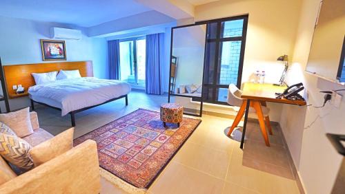 Deluxe King Suite