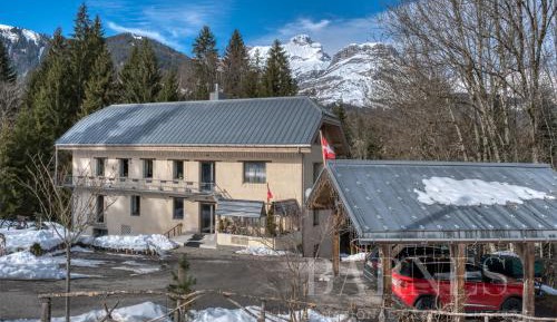 Apartment with Mountain View