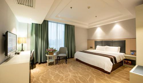 Suite with Mountain View