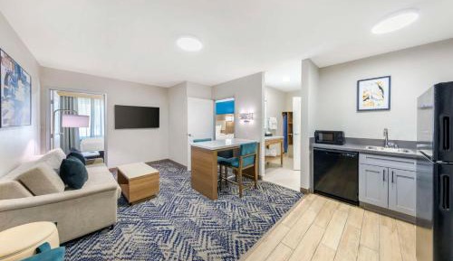 Two-Bedroom Suite with Three Queen Beds - Non-Smoking