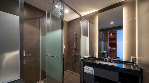 Deluxe King Room with Full Ocean View