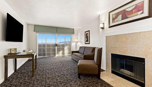 King Suite with Bathtub - Disability Access/Non-Smoking