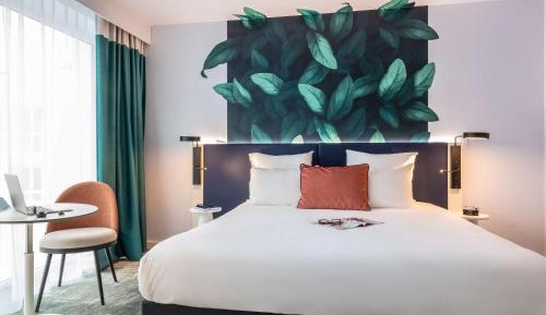 Standard Communication Room with One Double and Twin Single Beds