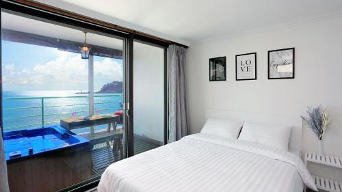 Double Room with Sea View 5