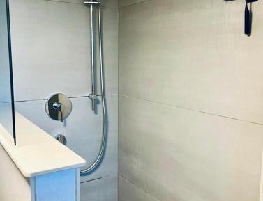 One-Bedroom Apartment with Bathroom
