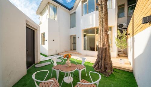Four-Bedroom Deluxe Apartment