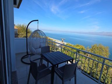 Apartment with Lake View