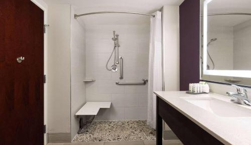 Deluxe King Room - Mobility Access/Non-Smoking