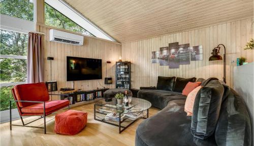 Eight-Bedroom Holiday Home