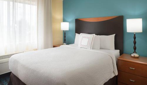 Guest Room with Queen Bed