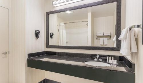 Junior King Suite with Sofa Bed - Hearing Accessible