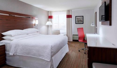 King Room with Roll-in Shower - Mobility Accessible