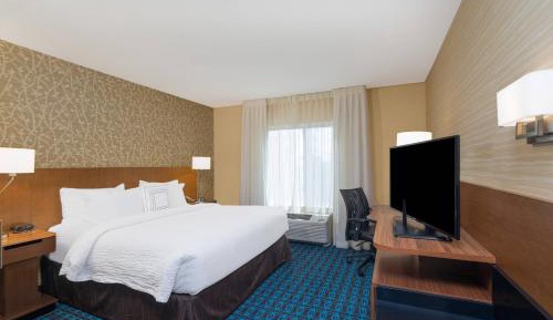 King Suite with Sofa Bed and Adapted Tub - Mobility Accessible