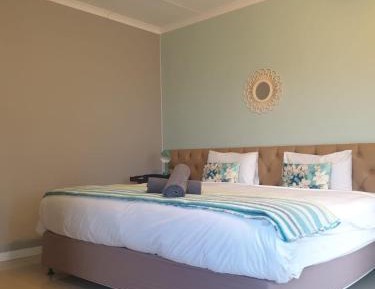 Standard Twin Room with Mountain View