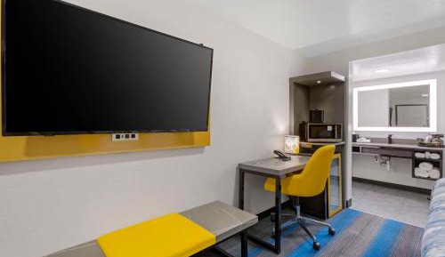 King Suite with Roll-In Shower and Sofa Bed - Disability/Non-Smoking