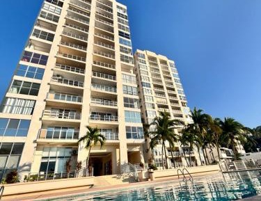 Apartment with Pool View 
