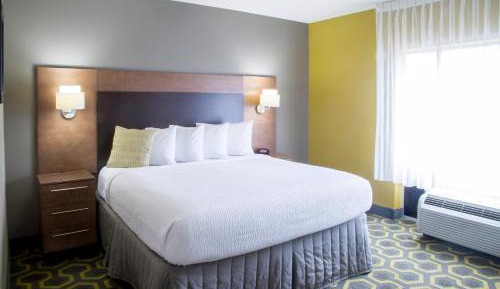 2 Bedroom Suite, Bedroom 1: 1 Queen, Bedroom 2: 1 Queen