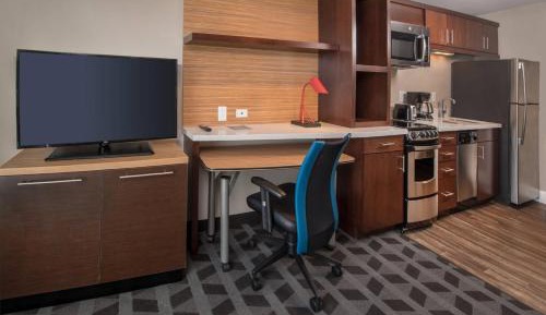 One-Bedroom Queen Suite