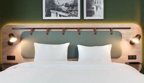 Standard Room - 1 Queen Bed 2 Bunk Beds