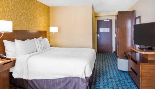 King Room with Adapted Tub - Mobility and Hearing Accessible