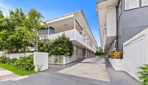 Three-Bedroom Apartment with Balcony