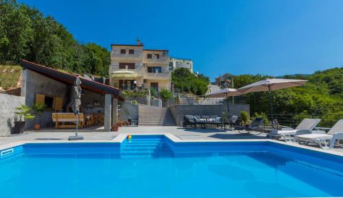 Apartment with Pool View 