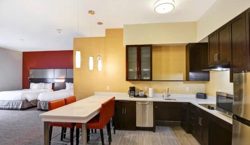 Queen Studio with Sofa Bed and Roll-in Shower - Mobility and Hearing Accessible