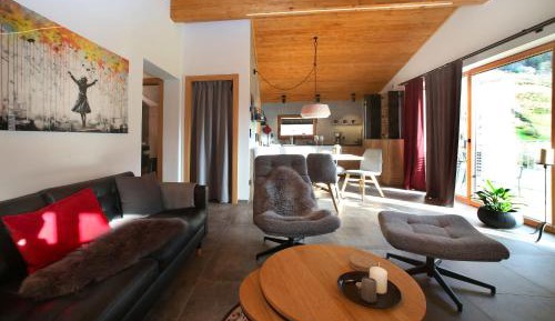 Apartment with Mountain View