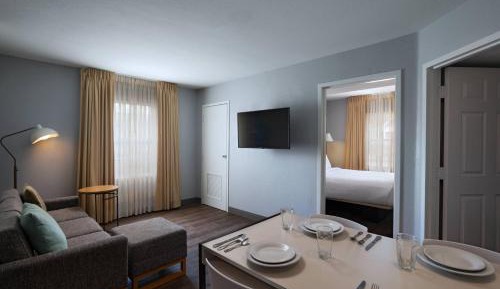 2 Bedroom Suite, Bedroom 1: 1 Queen, Bedroom 2: 1 Queen