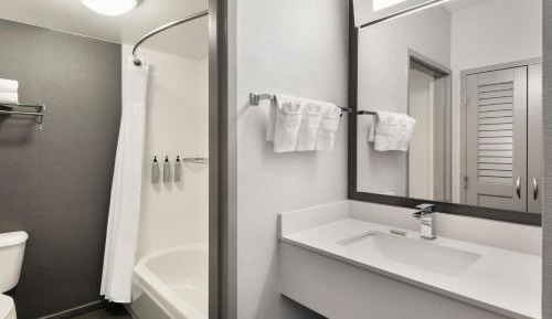 King Room with Adapted Tub - Mobility and Hearing Accessible