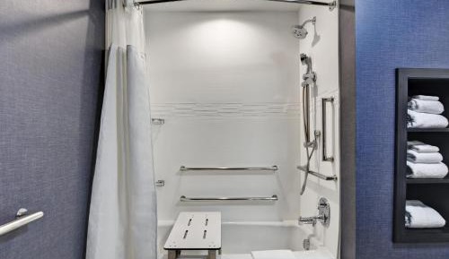 King Studio with Adapted Tub - Mobility Accessible
